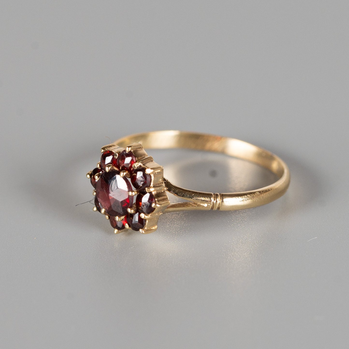 Vintage Granatring aus 585 Gold – klassische Blütenform mit tiefroten Granaten