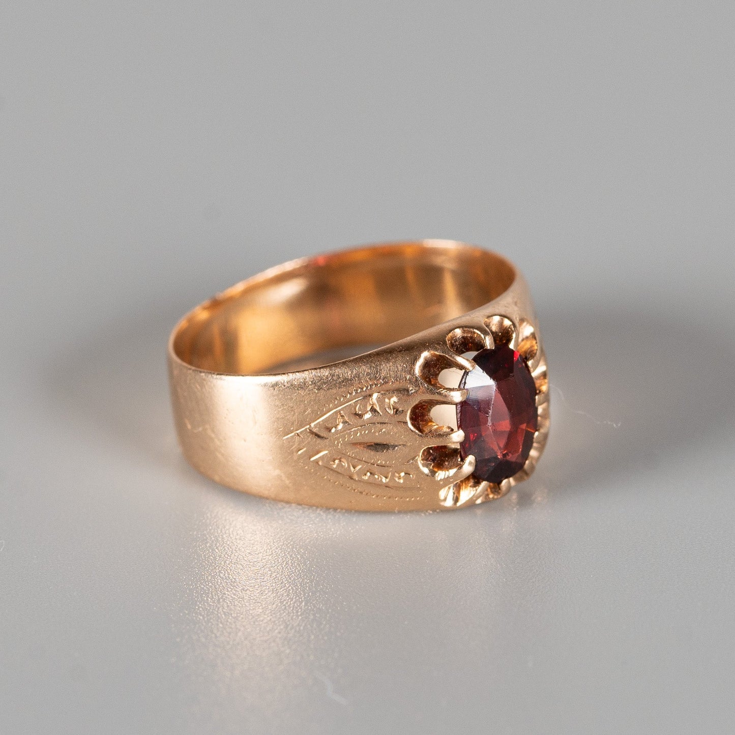 Antiker Granatring aus 585 Rotgold mit Fuchskopfpunze – Österreich-Ungarn um 1900