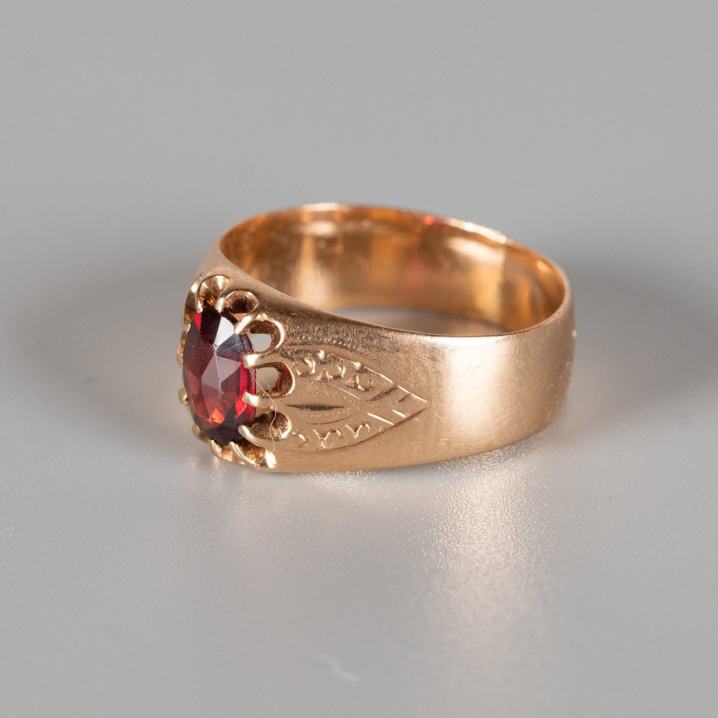 Antiker Granatring aus 585 Rotgold mit Fuchskopfpunze – Österreich-Ungarn um 1900