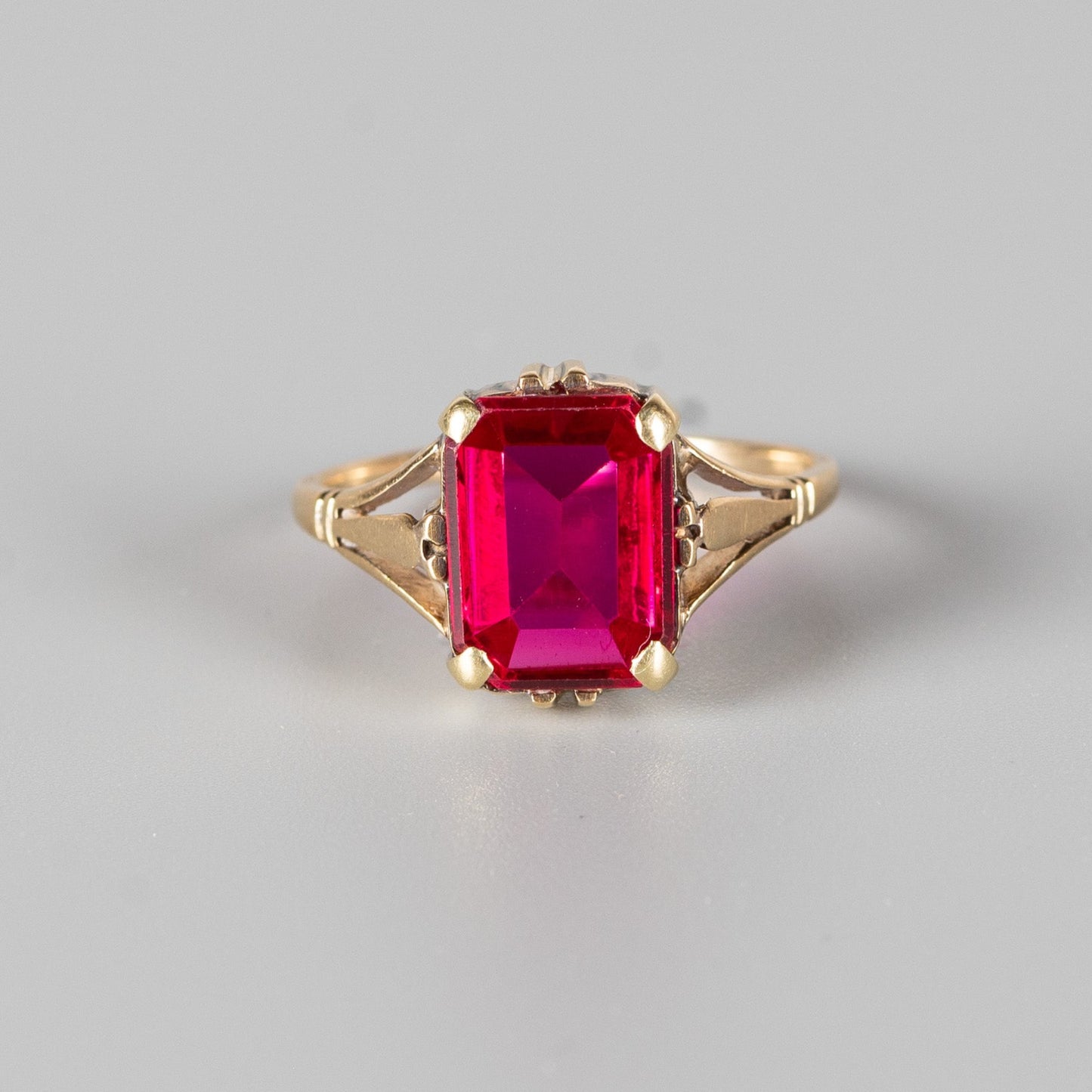 Antiker Ring aus 585 Gold mit rotem Spinell - Wien um 1872