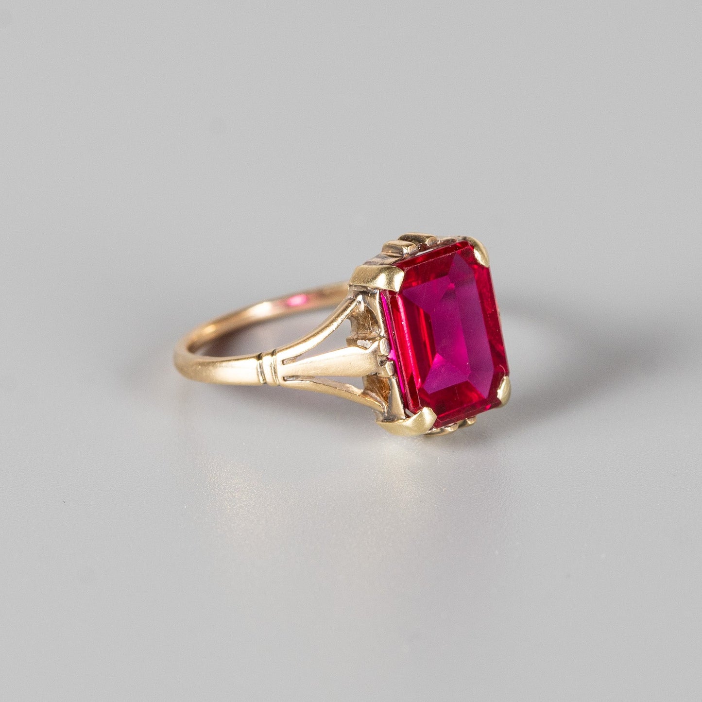 Antiker Ring aus 585 Gold mit rotem Spinell - Wien um 1872