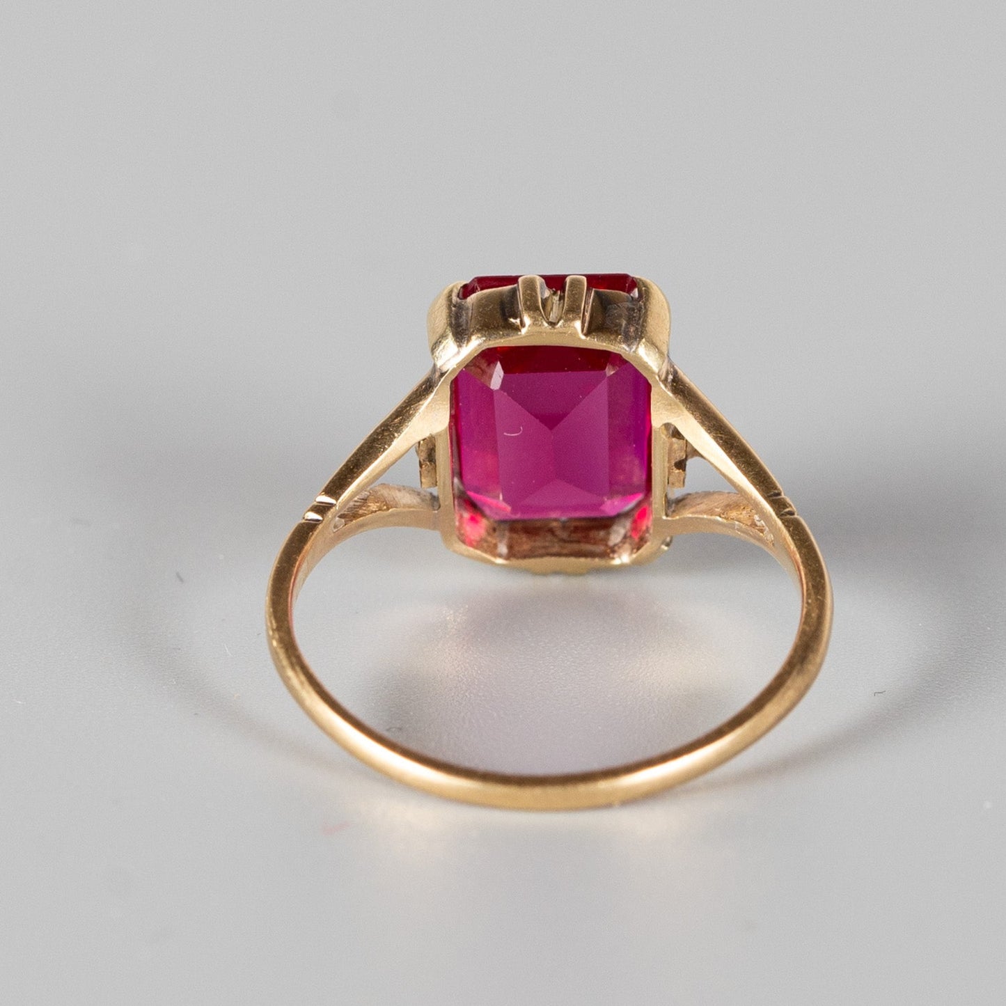 Antiker Ring aus 585 Gold mit rotem Spinell - Wien um 1872