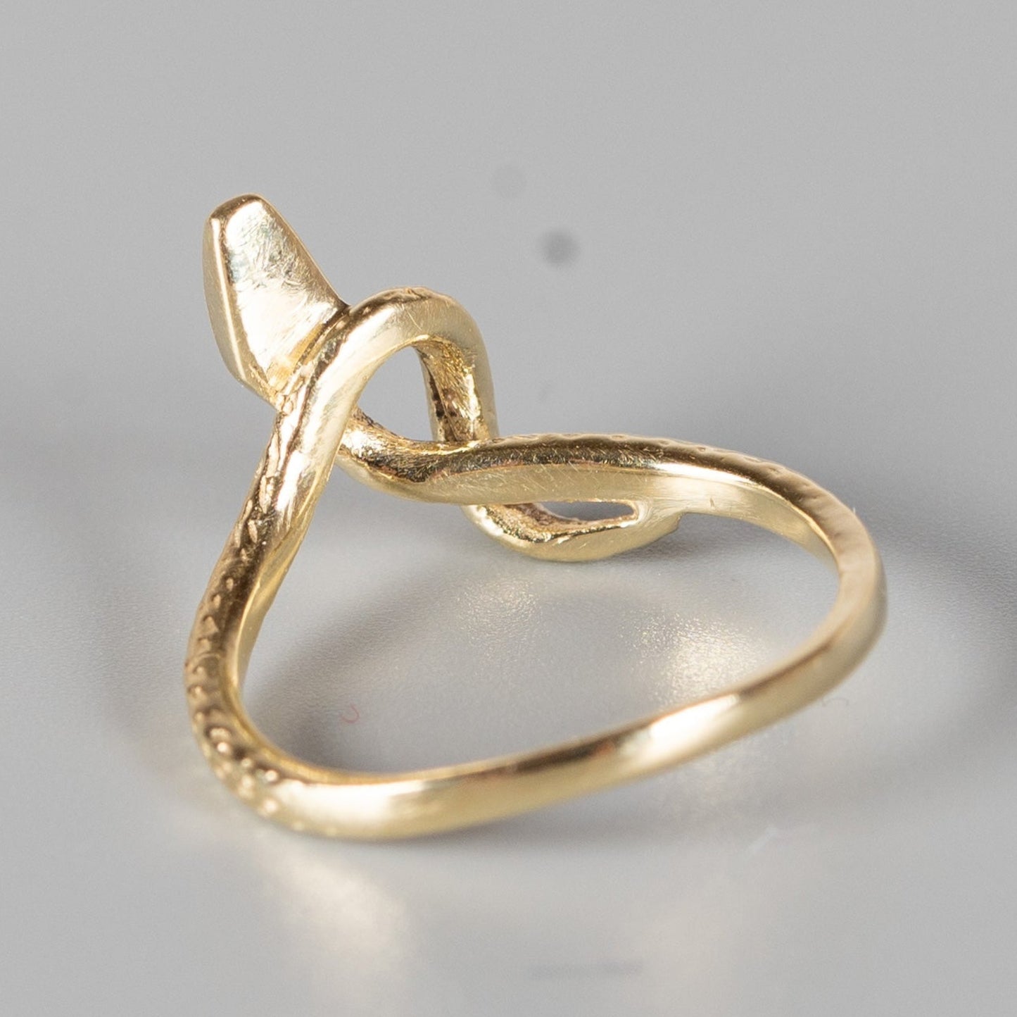 Eleganter Schlangenring aus 585 Gold mit Diamantaugen