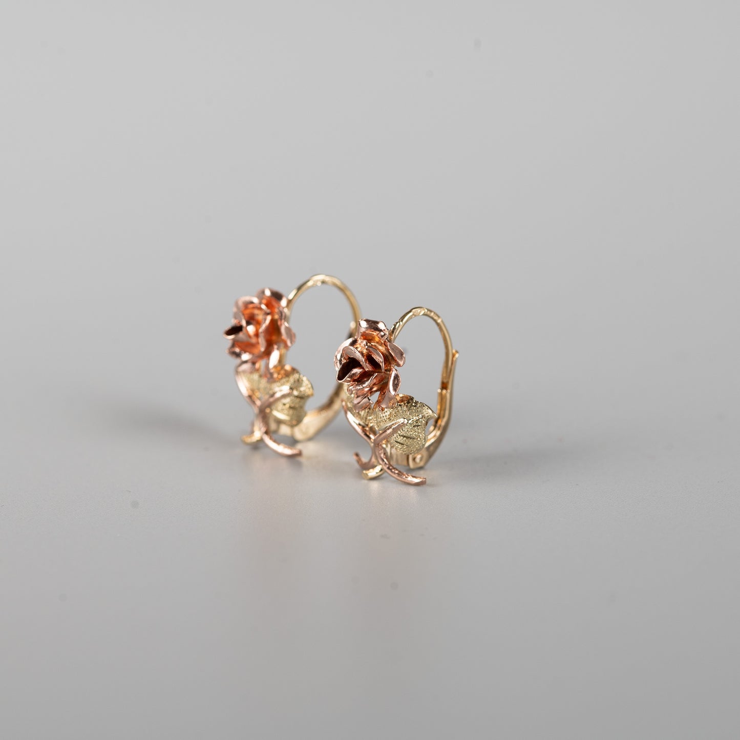 Österreichische Wiener Rose Ohrstecker aus 585 Gold – Elegantes Bicolor-Design