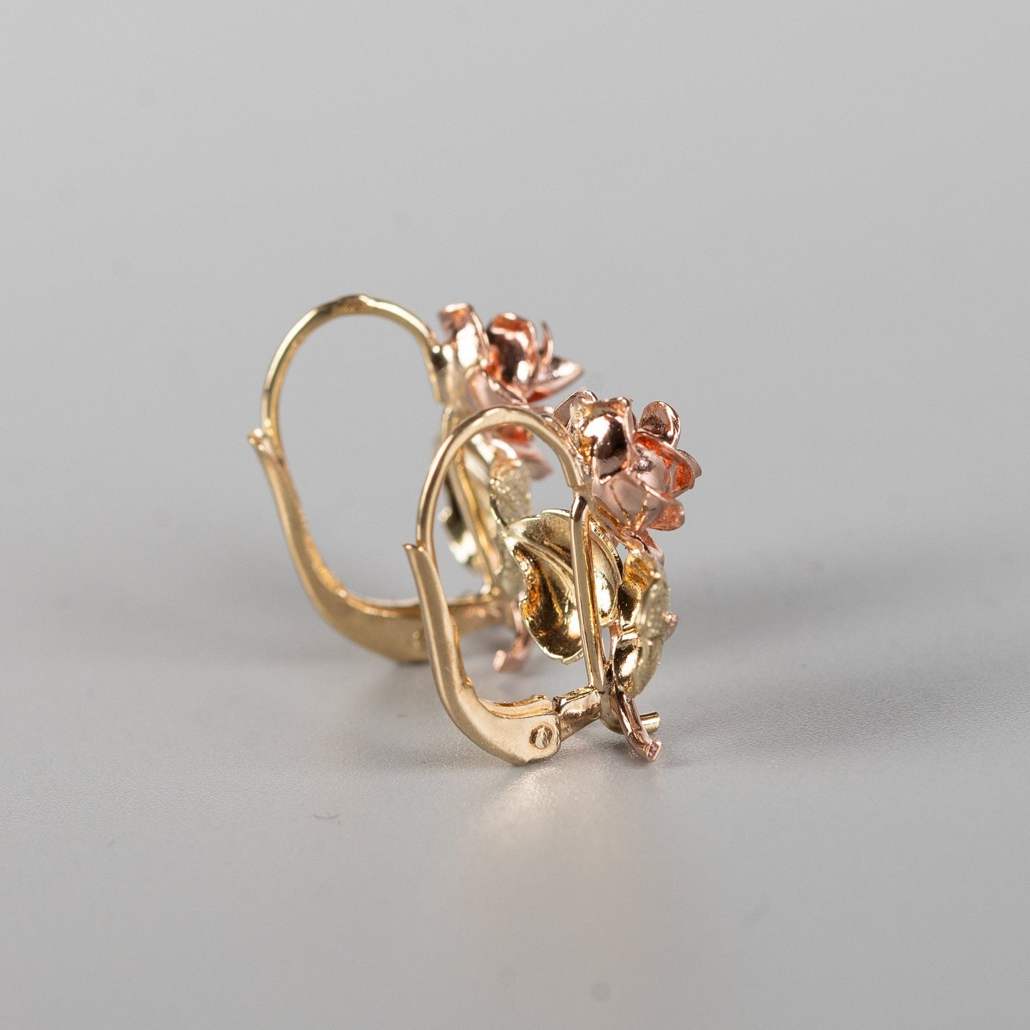Österreichische Wiener Rose Ohrstecker aus 585 Gold – Elegantes Bicolor-Design