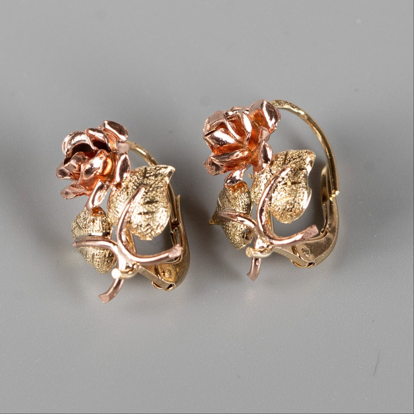 Österreichische Wiener Rose Ohrstecker aus 585 Gold – Elegantes Bicolor-Design
