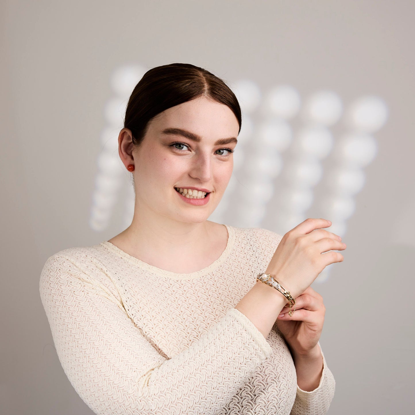Eleganter Vintage-Armreif aus 585 Gold mit Perle & funkelnden Akzenten – zeitlose Raffinesse